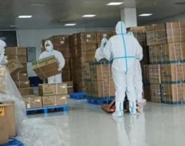 為保供，消防員利用手動液壓搬運車調(diào)運物資